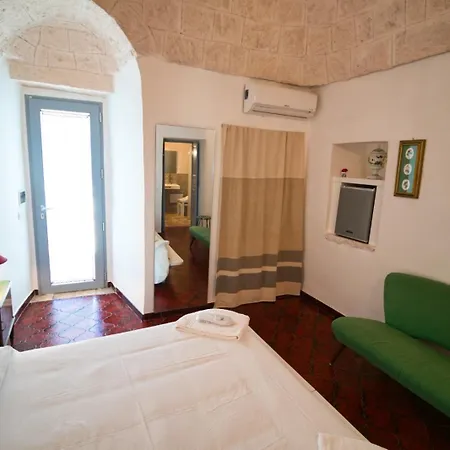Masseria Trullo Sovrano Exclusive Bed and breakfast 4*